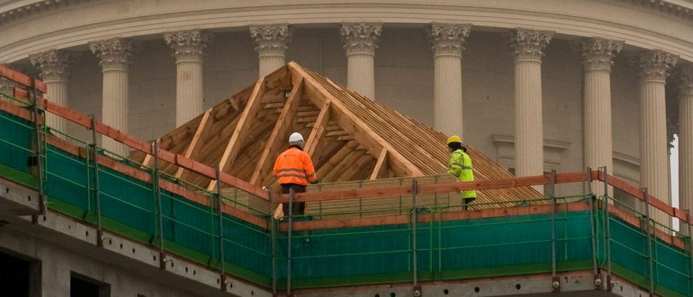 Am Donnerstag ist Richtfest für das Landtagsschloss in Potsdams Mitte. Wann das kupferdach, für das Software-Milliardaer Hasso Plattner erneut spendete, auf das Dach kommt, ist unklar.