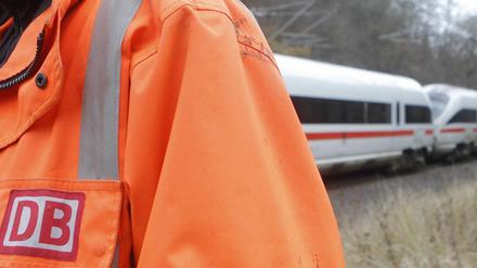 Ein Mitarbeiter der Deutschen Bahn beobachtete am Samstag (26.11.11) an der Bahnstrecke Hamburg-Berlin in der Nähe von Streesow in der Gemeinde Karstaedt, wie ein ICE langsam an der Anschlagsstelle vorbeifährt. Auf die Strecke zwischen Berlin und Hamburg war am Samstagmorgen von unbekannten Tätern ein Brandanschlag verübt worden.