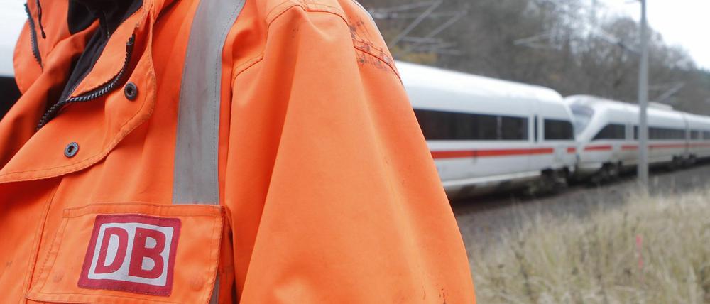 Ein Mitarbeiter der Deutschen Bahn beobachtete am Samstag (26.11.11) an der Bahnstrecke Hamburg-Berlin in der Nähe von Streesow in der Gemeinde Karstaedt, wie ein ICE langsam an der Anschlagsstelle vorbeifährt. Auf die Strecke zwischen Berlin und Hamburg war am Samstagmorgen von unbekannten Tätern ein Brandanschlag verübt worden.