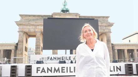 Bereit für den Anstoß. Anja Marx hält auf der Fanmeile die Stellung.