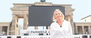 Bereit für den Anstoß. Anja Marx hält auf der Fanmeile die Stellung.