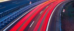 Autos fahren am Sonntag (06.11.2011) auf der Autobahn A115 der Avus in Berlin auf dem frisch sanierten Teilstück stadteinwärts. Die AVUS wird bis 2013 grundsaniert. Der erste Bauabschnitt von der Spanischen Allee bis zu Abfahrt Hüttenweg wurde vier Monate vor dem geplanten Termin fertiggestellt.