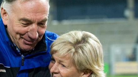 Bessere Zeiten. Ungewohnte Nähe herrschte zwischen Turbine-Potsdams Trainer Bernd Schröder (M.) und Bundestrainerin Silvia Neid am 2. November beim Sig der Potsdamerinnen über Glasgow City am 02.November. Inzwischen hat Schröder wieder auf Angriff gegen Neid geschaltet.
