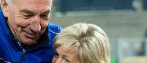 Bessere Zeiten. Ungewohnte Nähe herrschte zwischen Turbine-Potsdams Trainer Bernd Schröder (M.) und Bundestrainerin Silvia Neid am 2. November beim Sig der Potsdamerinnen über Glasgow City am 02.November. Inzwischen hat Schröder wieder auf Angriff gegen Neid geschaltet.