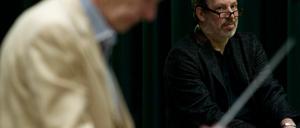 Der Komponist und Oscar-Preistraeger Hans Zimmer (r.) kam am Montag ins Filmstudio Babelsberg in Potsdam einer Probe des Deutschen Filmorchesters Babelsberg, das mit Dirigenten Helmut Imig (l.) die Musik der Konzerttour "Fluch der Karibik - Disney live in concert" probt. Bei der Konzerttour werden die Abenteuer von Captain Jack Sparrow auf einer Grossbildleinwand gezeigt und von den Münchner Symphonikern oder dem Deutschen Filmorchester Babelsberg live begleitet.
