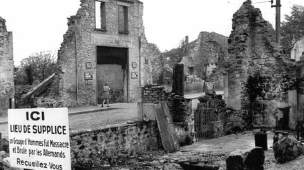 Ruinen von Oradour-sur-Glane: Die Ruinen von Oradour-sur-Glane (Frankreich) und eine Gedenktafel, deren Text lautet:"Gedenkstätte - Eine Gruppe von Männern wurde hier von den Deutschen massakriert und verbrannt - Besinnt Euch". Die 3. Kompanie des I. Bataillons des Panzer-Grenadier-Regiments "Der Führer" hatte am 10.06.1944 in Oradour-sur-Glane mindestens 642 Einwohnern des Ortes getötte. Nur sechs überlebten. 
