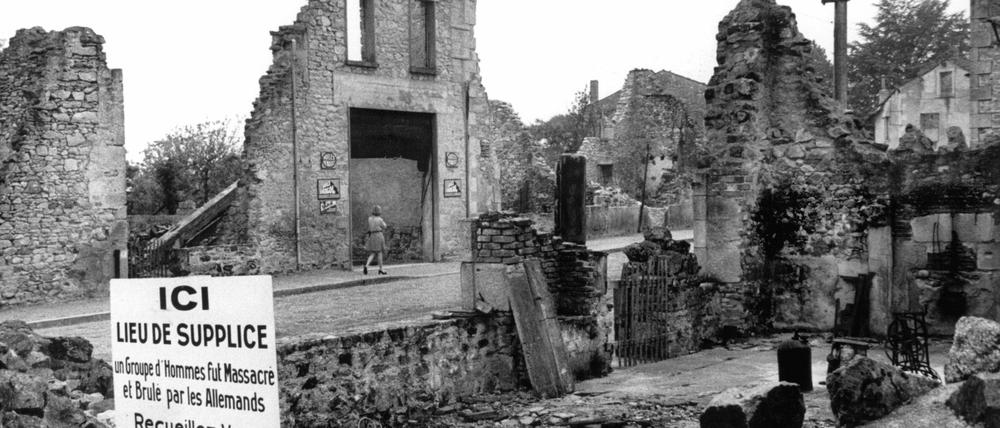 Ruinen von Oradour-sur-Glane: Die Ruinen von Oradour-sur-Glane (Frankreich) und eine Gedenktafel, deren Text lautet:"Gedenkstätte - Eine Gruppe von Männern wurde hier von den Deutschen massakriert und verbrannt - Besinnt Euch". Die 3. Kompanie des I. Bataillons des Panzer-Grenadier-Regiments "Der Führer" hatte am 10.06.1944 in Oradour-sur-Glane mindestens 642 Einwohnern des Ortes getötte. Nur sechs überlebten. 