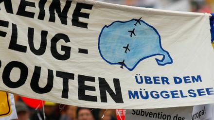 Überall im südlichen Berlin und im angrenzenden brandenburgischen Umland kommt es immer wieder zu Protesten gegen die Flugrouten - so wie hier am 19.11.2011 bei der Großdemo in Berlin.