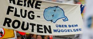 Überall im südlichen Berlin und im angrenzenden brandenburgischen Umland kommt es immer wieder zu Protesten gegen die Flugrouten - so wie hier am 19.11.2011 bei der Großdemo in Berlin.