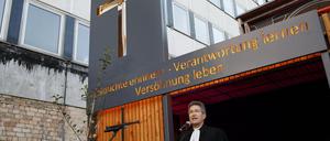 Alt-Bischof Wolfgang Huber vor dem nun beschädigten Treffpunkt Nagelkreuz. 