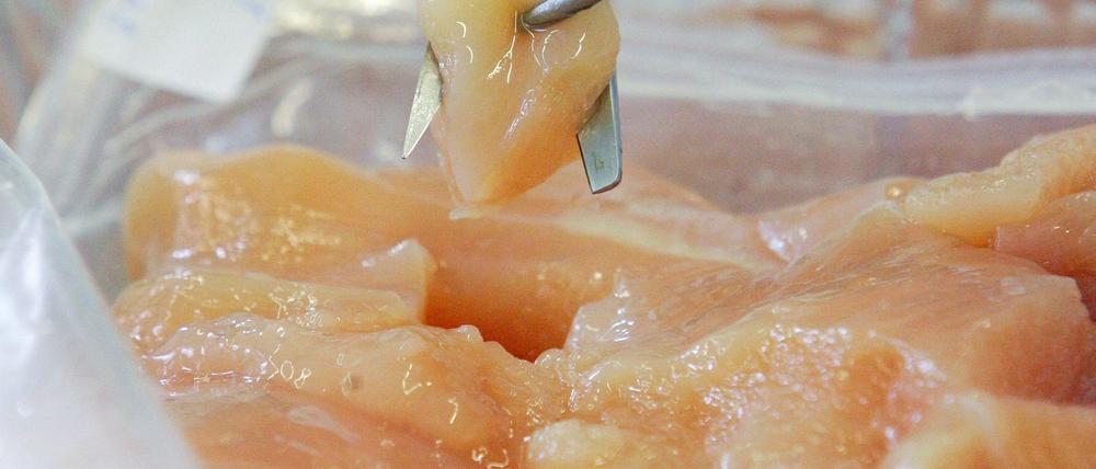 Knapp acht Prozent der Hähnchen haben Salmonellen == ARCHIV - In einem Labor des Staatlichen Veterinäruntersuchungsamtes in Fast acht Prozent der Hähnchen im Handel sind mit Salmonellen belastet - das haben Kontrollen der Länder ergeben. In frischem Hähnchenfleisch seien im vergangenen Jahr deutlich mehr Salmonellen nachgewiesen worden als bei Putenfleisch und Hackfleisch vom Schwein, teilte das Bundesamt für Verbraucherschutz und Lebensmittelsicherheit am 28.10.2010 in Berlin mit.