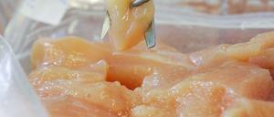 Knapp acht Prozent der Hähnchen haben Salmonellen == ARCHIV - In einem Labor des Staatlichen Veterinäruntersuchungsamtes in Fast acht Prozent der Hähnchen im Handel sind mit Salmonellen belastet - das haben Kontrollen der Länder ergeben. In frischem Hähnchenfleisch seien im vergangenen Jahr deutlich mehr Salmonellen nachgewiesen worden als bei Putenfleisch und Hackfleisch vom Schwein, teilte das Bundesamt für Verbraucherschutz und Lebensmittelsicherheit am 28.10.2010 in Berlin mit.
