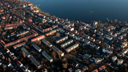 Buergerverein setzt sich fuer Umsiedlung Die Luftaufnahme zeigt Wohnhäuser am Großen Müggelsee in Berlin. Der Bürgerverein Brandenburg Berlin (BVBB) will sich für die Umsiedlung von unter Fluglärm leidenden Anwohnern im Umfeld des künftigen Hauptstadtflughafens einsetzen.