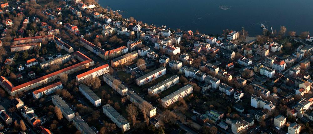 Buergerverein setzt sich fuer Umsiedlung Die Luftaufnahme zeigt Wohnhäuser am Großen Müggelsee in Berlin. Der Bürgerverein Brandenburg Berlin (BVBB) will sich für die Umsiedlung von unter Fluglärm leidenden Anwohnern im Umfeld des künftigen Hauptstadtflughafens einsetzen.