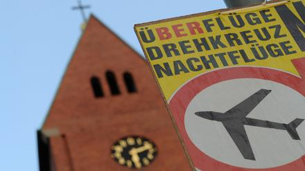Ein Protesttransparent gegen die geplanten Flugrouten des Flughafens Berlin Brandenburg hängt im Berliner Bezirk Köpenick.