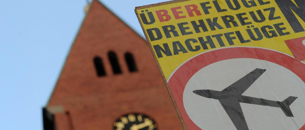 Ein Protesttransparent gegen die geplanten Flugrouten des Flughafens Berlin Brandenburg hängt im Berliner Bezirk Köpenick.