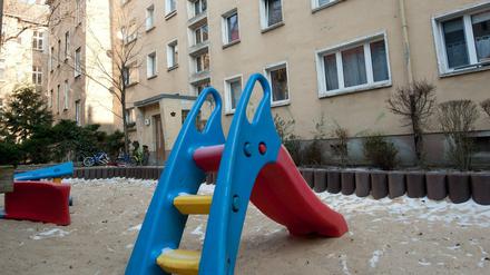 Eine Kinderrutsche steht vor dem Mehrfamilienhaus in der Indira-Gandhi-Straße im Stadtteil Weißensee, in dem am Dienstag (31.01.2012) ein totes Kleinkind entdeckt wurde.