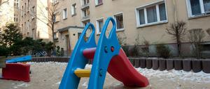 Eine Kinderrutsche steht vor dem Mehrfamilienhaus in der Indira-Gandhi-Straße im Stadtteil Weißensee, in dem am Dienstag (31.01.2012) ein totes Kleinkind entdeckt wurde.