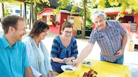 Hausmannskost. Karl-H. Kloss bringt Knödel für Diethild Kornhardt (M.)