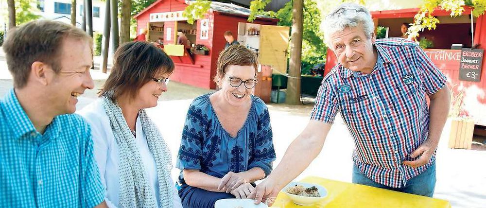 Hausmannskost. Karl-H. Kloss bringt Knödel für Diethild Kornhardt (M.)