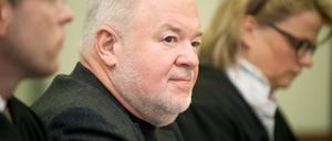 Der wegen Betrugs angeklagte Betreiber des Hotels "Resort Schwielowsee", Axel Hilpert (M.), in einem Verhandlungssaal des Landgerichtes in Potsdam zwischen seinen Anwälten Enrico Klingbeil und Heide Sandkuhl. Aufgenommen beim Prozessauftakt am 09.01.12.