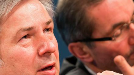 Eineinhalb Wochen nach dem Aufsichtsratschef der Flughafengesellschaft, Berlins Regierendem Bürgermeister Klaus Wowereit (SPD;l) will sich nun auch Brandenburgs Regierungschef Matthias Platzeck (SPD) für den BER-Skandal entschuldigen - ein bisschen zumindest.