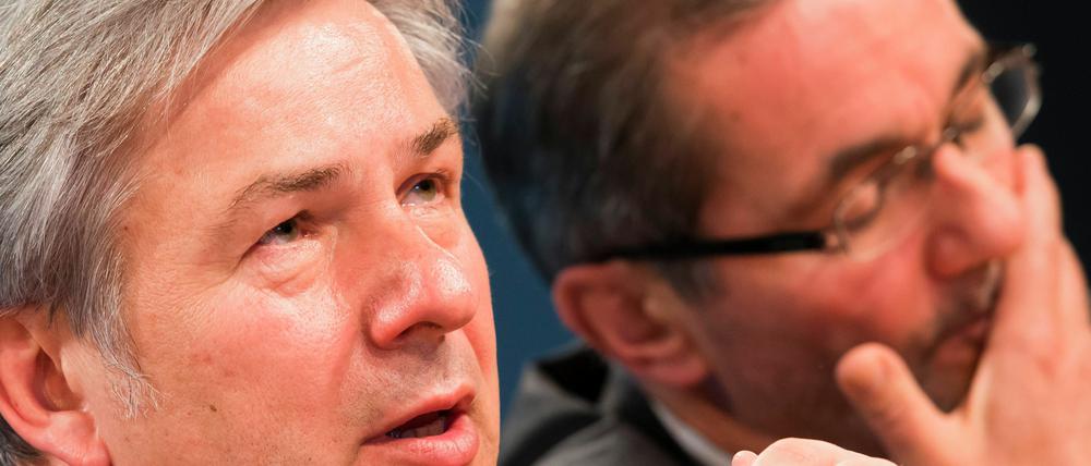 Eineinhalb Wochen nach dem Aufsichtsratschef der Flughafengesellschaft, Berlins Regierendem Bürgermeister Klaus Wowereit (SPD;l) will sich nun auch Brandenburgs Regierungschef Matthias Platzeck (SPD) für den BER-Skandal entschuldigen - ein bisschen zumindest.