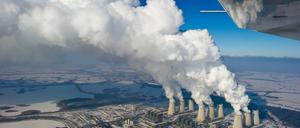 Blick aus einem Kleinflugzeug auf die mächtigen Wasserdampfsäulen, die aus den Kühltürmen des Braunkohlekraftwerkes der Vattenfall AG im brandenburgischen Jänschwalde (Spree-Neiße) in den Himmel aufsteigen. Die Zukunft Brandenburgs sind die erneuerbaren Energien. Der Anteil soll Jahr für Jahr steigen.