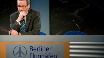 Der Ministerpraesident des Landes Brandenburg, Matthias Platzeck (SPD), am Dienstag (28.02.12) im Besucherzentrum "Airportworld" der Flughafen Berlin Brandenburg GmbH in Schoenefeld hinter einem Podiumstisch, an dem ein Schild mit der Aufschrift "Berliner Flughaefen" angebracht ist. Die Fraktionssitzung der Brandenburger SPD fand am Morgen in der "Airportworld" statt.