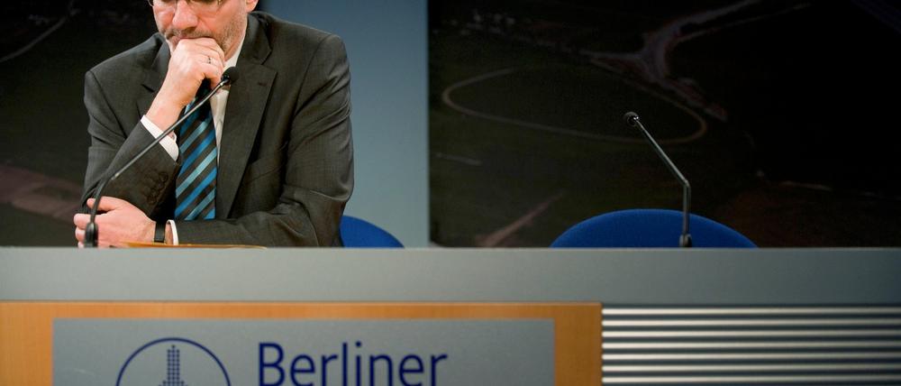 Der Ministerpraesident des Landes Brandenburg, Matthias Platzeck (SPD), am Dienstag (28.02.12) im Besucherzentrum "Airportworld" der Flughafen Berlin Brandenburg GmbH in Schoenefeld hinter einem Podiumstisch, an dem ein Schild mit der Aufschrift "Berliner Flughaefen" angebracht ist. Die Fraktionssitzung der Brandenburger SPD fand am Morgen in der "Airportworld" statt.