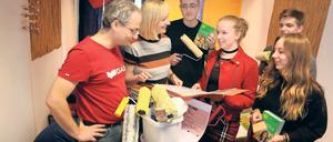 Geschenkübergabe. Stefan Wollenberg (l.) und Martina Trauth (2.v.l.) brachten den Schülern Julien Becker, Marie Golz, Samir Schicker und Alyssa Krien (v.l.) am Mittwoch Farbe, Bücher und eine Geldspende für den neuen Lernraum vorbei.