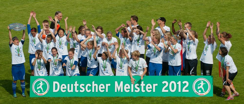 Das Spiel der Turbinen gegen Leipzig endete 8:0. Die Fans sangen "So sehen Sieger aus", die Mannschaft tanzte mit Sektflaschen in der Hand auf dem Rasen: Die Fussballerinnen von Turbine Potsdam bleiben in der Bundesliga das Maß der Dinge. Das Team von Trainer Bernd Schröder sicherte sich am Pfingstmontag zum vierten Mal in Folge die deutsche Meisterschaft und den sechsten Titel insgesamt seit 2004. Die erfolgreiche Titelverteidigung gelang durch einen 8:0 (3:0)-Kantersieg gegen Lok Leipzig, der die Gäste gleichzeitig in die 2. Liga beförderte. (zu dapd-Text)