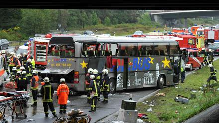 Der polnische Reisebus verunglückte am 26.09.2010 hinter einer Brücke des Autobahnkreuzes Schönefeld auf dem Berliner Ring unweit der brandenburgischen Ortschaft Rangsdorf. 14 Menschen kamen ums Leben.