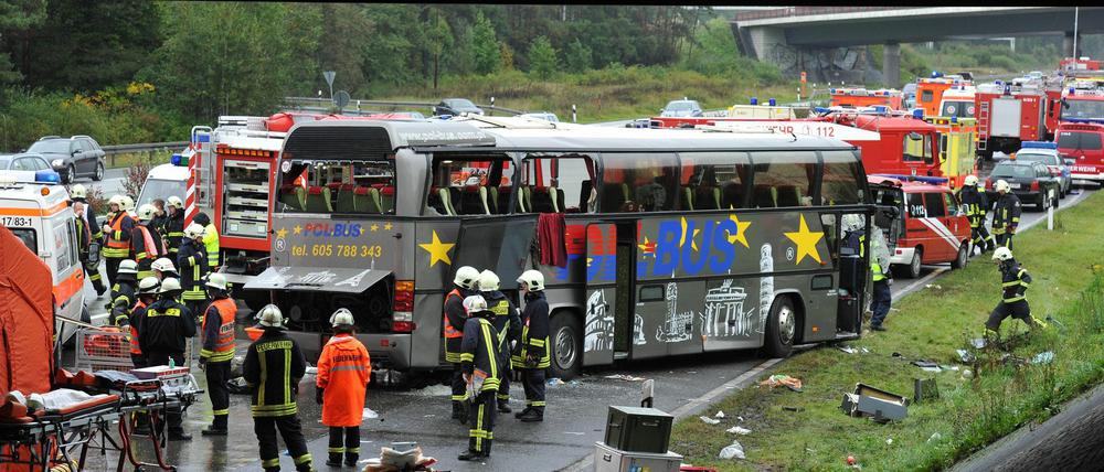 Der polnische Reisebus verunglückte am 26.09.2010 hinter einer Brücke des Autobahnkreuzes Schönefeld auf dem Berliner Ring unweit der brandenburgischen Ortschaft Rangsdorf. 14 Menschen kamen ums Leben.