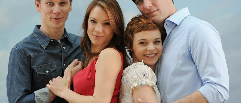 ZDF zieht den Stecker: Die Telenovela "Wege zum Glück-Spuren im Sand" - hier die Schauspieler Philipp Romann (l-r) als Markus Overbeck, Andrea Cleven als Maja Iversen, Greta Galisch de Palma als Greta Sandacker und Florian Thunemann als Robert Ahlsen in Potsdam - wird nicht weitergeführt.