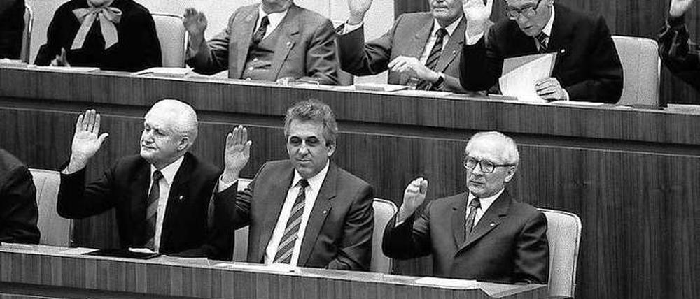 DDR-Staats- und Parteichef Erich Honecker und die Politbüromitglieder Egon Krenz und Günter Mittag (vorne v.r.n.l.) während der Abstimmung zum Gesetz über den Volkswirtschaftsplan 1986 am 29.11.85.