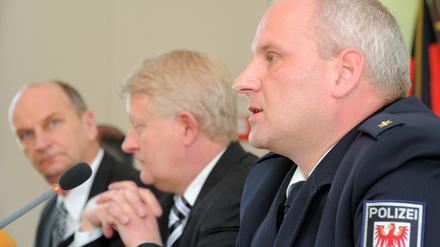 Der Leiter der Soko Grenze Jens Starigk(v.r.), Polizeipräsident Arne Feuring und Innenmnister Dietmar Woidke informieren am Freitag (09.03.2012) in Potsdam auf einer Pressekonferenz über die Kriminalitätslage in den Grenzregionen Brandenburgs. Trotz sinkender Kriminalität steigt der Anteil der Diebstähle beständig an.