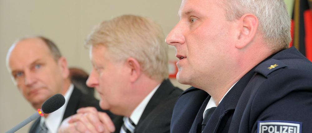 Der Leiter der Soko Grenze Jens Starigk(v.r.), Polizeipräsident Arne Feuring und Innenmnister Dietmar Woidke informieren am Freitag (09.03.2012) in Potsdam auf einer Pressekonferenz über die Kriminalitätslage in den Grenzregionen Brandenburgs. Trotz sinkender Kriminalität steigt der Anteil der Diebstähle beständig an.