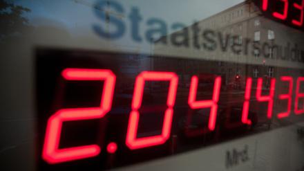 Schulden auf Rekordstand - nicht nur beim Bund. Die Schuldenuhr des Bundes der Steuerzahler in Berlin zeigt am Montag (25.06.2012) die aktuelle Staatsverschuldung an.