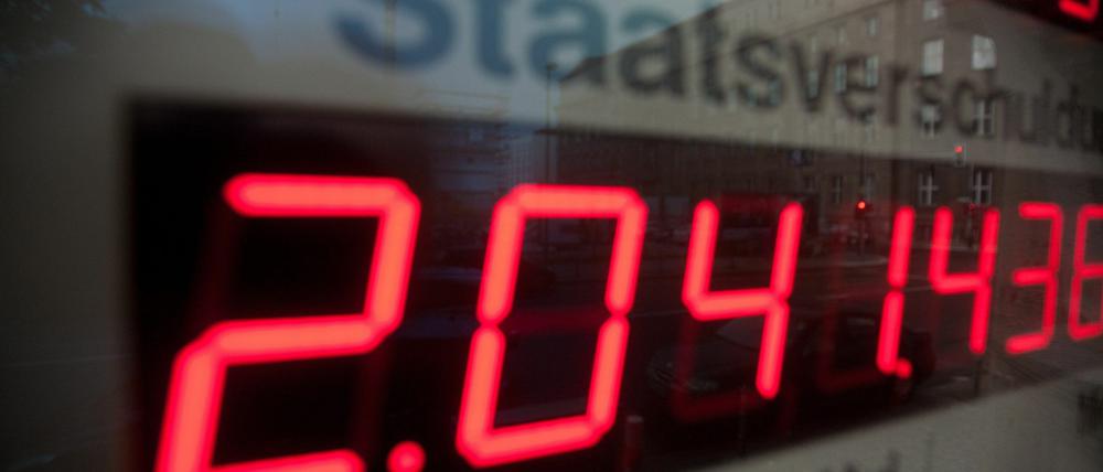 Schulden auf Rekordstand - nicht nur beim Bund. Die Schuldenuhr des Bundes der Steuerzahler in Berlin zeigt am Montag (25.06.2012) die aktuelle Staatsverschuldung an.