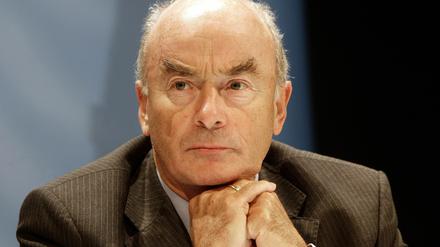 Brandenburgs langjähriger Innenminister Jörg Schönbohm (Archivfoto) liegt nach einem Schlaganfall im Krankenhaus.
