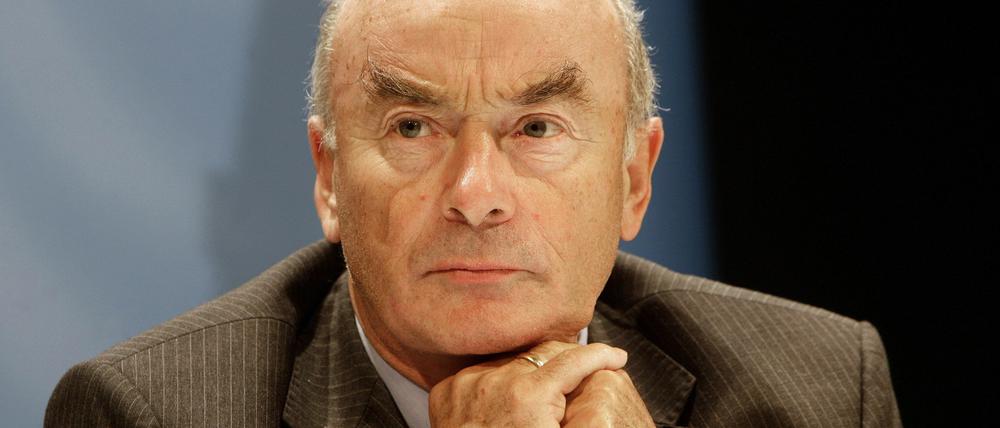 Brandenburgs langjähriger Innenminister Jörg Schönbohm (Archivfoto) liegt nach einem Schlaganfall im Krankenhaus.