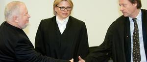 Der wegen Betrugs angeklagte Betreiber des Hotels "Resort Schwielowsee", Axel Hilpert, am Mittwoch (14.03.12) in Potsdam in einen Saal des Landgerichts neben seiner Anwältin Heide Sandkuhl seinen Anwalt Stefan König (r.). Der Betrugsprozess gegen Hilpert ist am Mittwoch mit einer weiteren Zeugenvernehmung fortgesetzt worden.