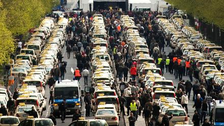 In Berlin haben am Montag Hunderte Fahrer gegen die aus ihrer Sicht steigenden Kosten für die Branche protestiert. Nach Angaben des Berliner Landesverbandes von Taxi Deutschland nahmen 3.000 Fahrzeuge an einer Sternfahrt von mehreren Startpunkten zum Grossen Stern im Tiergarten teil.