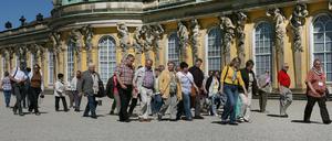 Die Spaziergänger von Sanssouci. Wer in Potsdam vom Tourismus profitiert, soll auch für Potsdams Touristenmagneten mitzahlen, finden die Befürworter der Tourismusabgabe. Die Abgabe ist ungerecht, die Zahlung von Geld an die bereits öffentlich finanzierte Stiftung nicht nachvollziehbar, sagen die Gegner. Und auch die SPD meldet nun Zweifel an.