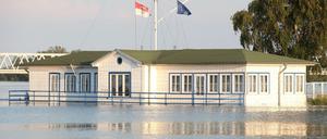 Die Altstadt von Wittenberge - hier am Hafen der Prignitz-Stadt - wird seit Samstagabend wegen des Elbehochwassers evakuiert.