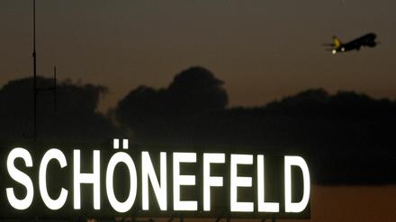 Ein Flugzeug fliegt in Schönefeld über dem Flughafen Berlin-Schönefeld. Gegen die neuen Routen will Blankenfelde-Mahlow klagen, die Havelseen-Initiative nicht.