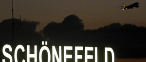 Ein Flugzeug fliegt in Schönefeld über dem Flughafen Berlin-Schönefeld. Gegen die neuen Routen will Blankenfelde-Mahlow klagen, die Havelseen-Initiative nicht.