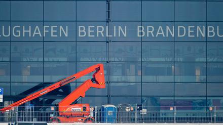 Um den Hauptstadtflughafen Berlin-Brandenburg gibt es neue Spekulationen. Die Flughafengesellschaft prüft, ob sie den Umzug nun in zwei Etappen macht und den Airport zunächst mit kleinerem Betrieb testet.