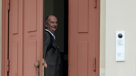 Der Neue: Der brandenburgische Innenminister Dietmar Woidke (SPD) am Montag beim Betreten der brandenburgischen Staatskanzlei in Potsdam.
